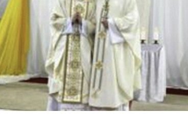 Sacerdote e bispo em celebração