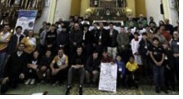 Grupo reunido dentro de uma igreja